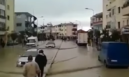 ŽENU ODNELA BUJICA, VODA NOSI SVE PRED SOBOM! Alarmantno u komšiluku, 30 kuća odsečeno od sveta