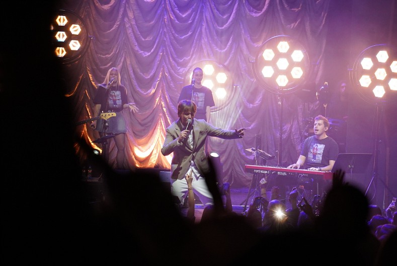 PEVAČ DOŽIVEO SUNOVRAT U jeku popularnosti dogodilo se ono cemu se niko nije nadao: “Tako mu i treba!”