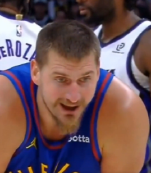 GURANJE I TEHNIČKA Jokić namagarčio protivnika, pa nije mogao da sakrije osmeh (VIDEO)