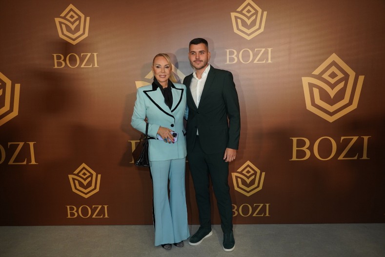 SIN LEPE BRENE SVIMA ZAPUŠIO USTA Javnost ih brutalno napala na mrežama, Viktor odmah odgovorio!