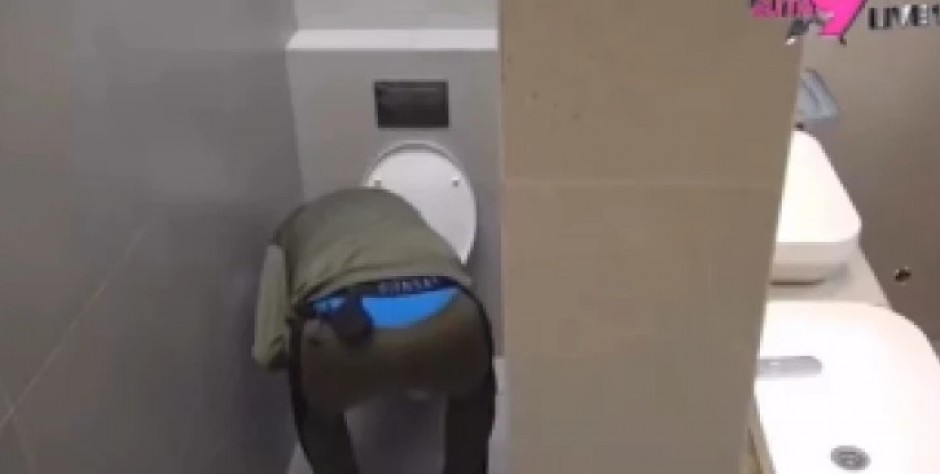 "FUJ, ŠTROKAVO I ODVRATNO, KAKO MOŽE TO DA PIPA?!" Zadrugar zavukao ruku u wc šolju, javnost zgrožena (FOTO)