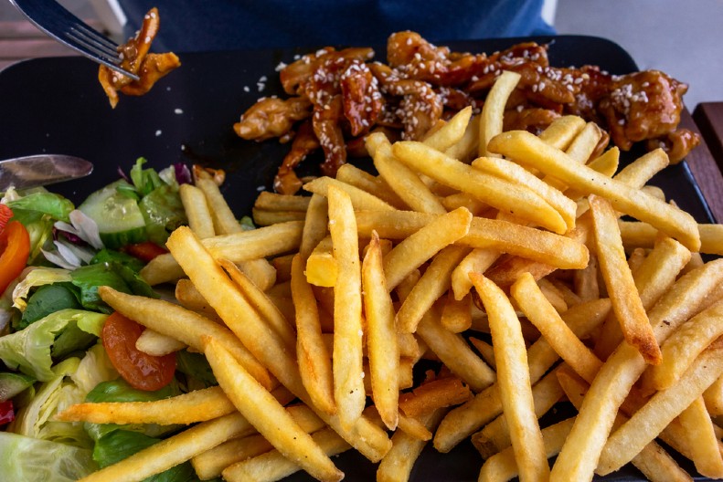 JEDNOSTAVNI TRIKOVI ZA SAVRŠEN POMFRIT Biće spolja hrskav, a iznutra kremast