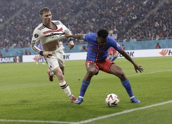 NEOBIČAN POTEZ GAZDE FCSB Vlasnik narednog Zvezdinog rivala je njoj platio avionsku kartu kako bi rešio problem u klubu (FOTO)