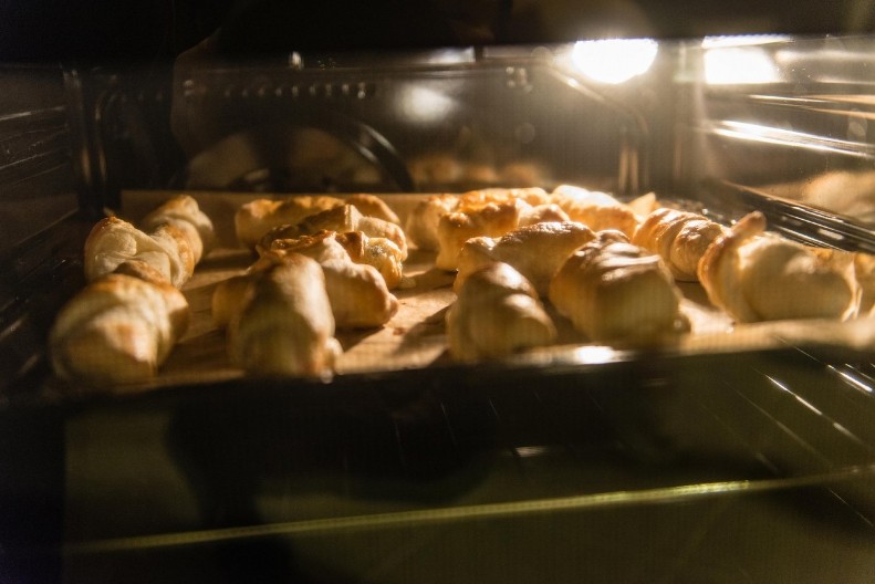 STAVILA JE PAPIR ZA PEČENJE NA DNO RERNE Kad vidite rezultat, i vi ćete uraditi isto