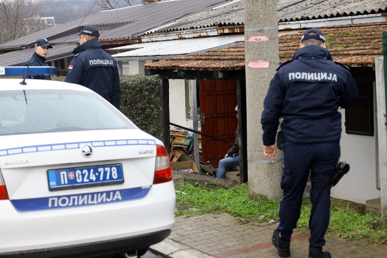 KLINCI OPLJAČKALI BAKU IZ PIROTA LAŽNIM PREDSTAVLJANJEM Pustila ih u kuću, a oni joj odneli SVE!