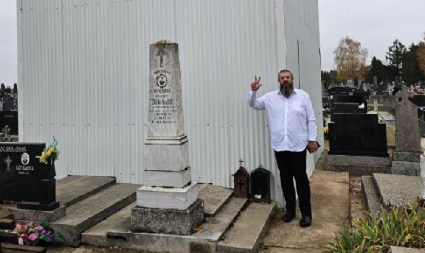 SRPSKI SVEŠTENIK OTIŠAO NA GROB ANTE PAVELIĆU Digao tri prsta, njegova poruka ODJEKUJE: "Obuzeo me bes, huja!"