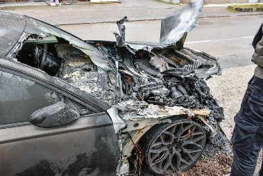POŽAR U SREMSKOJ MITROVICI Vatrena stihija progutala pet automobila, policija sumnja na