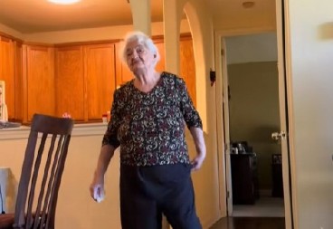 KAD NOVAC LEGNE NA RAČUN, POČINJE SPREMANJE Baka koja već 10 godina naplaćuje božićni ručak deci i unucima, podigla cenu