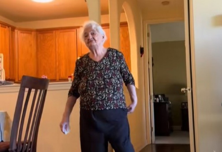 KAD NOVAC LEGNE NA RAČUN, POČINJE SPREMANJE Baka koja već 10 godina naplaćuje božićni ručak deci i unucima, podigla cenu