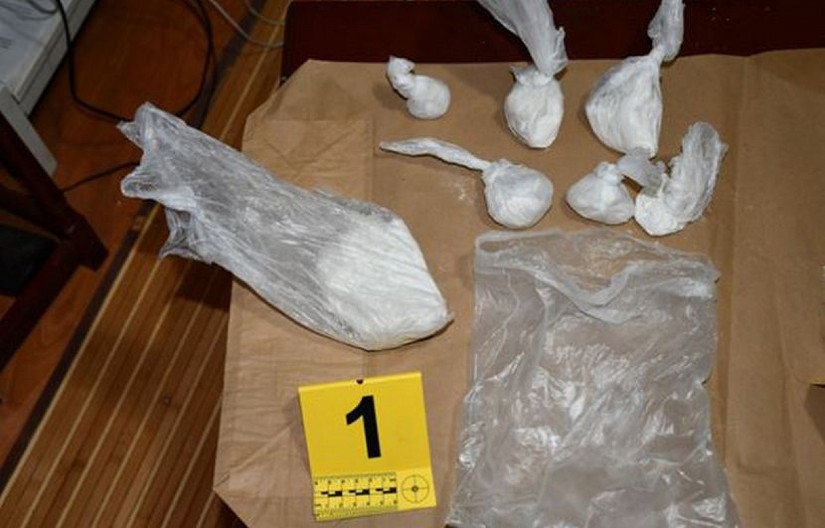 HAPŠENJE ZBOG NARKOTIKA Drogu prodavao, pištolj štekovao