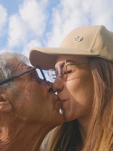 BILA U RIJALITIJU, A SADA RAZMENJUJE NEŽNOSTI SA PENZIONEROM (70) Isplivao zajednički snimak: "Beži bre, kao da si neka lepotica" (VIDEO)