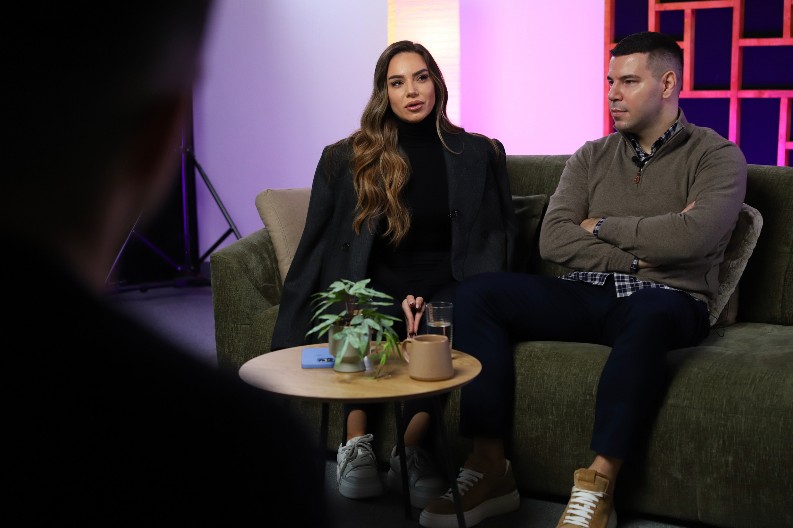 ''BOLNA MI JE TO TEMA'' Petar Mitić priželjkuje ćerku, a Ivani posle tri sina nije svejedno: ''Imamo dadilju koju volimo kao da nam je rod'' (VIDEO)