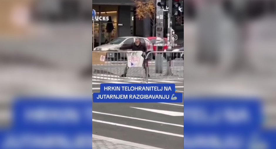 HRKIN TELOHRANITELJ NA JUTARNJEM RAZGIBAVANJU Nasred prelaza se potukao sa vazduhom! Pogledajte šta sve ovaj "nindža" zna (VIDEO)