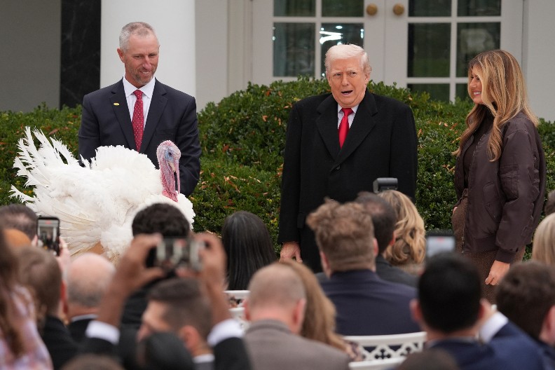 TRAMP POMILOVAO DVE ĆURKE! Nazvao ih Nensi Pelosi i Čak Šumer