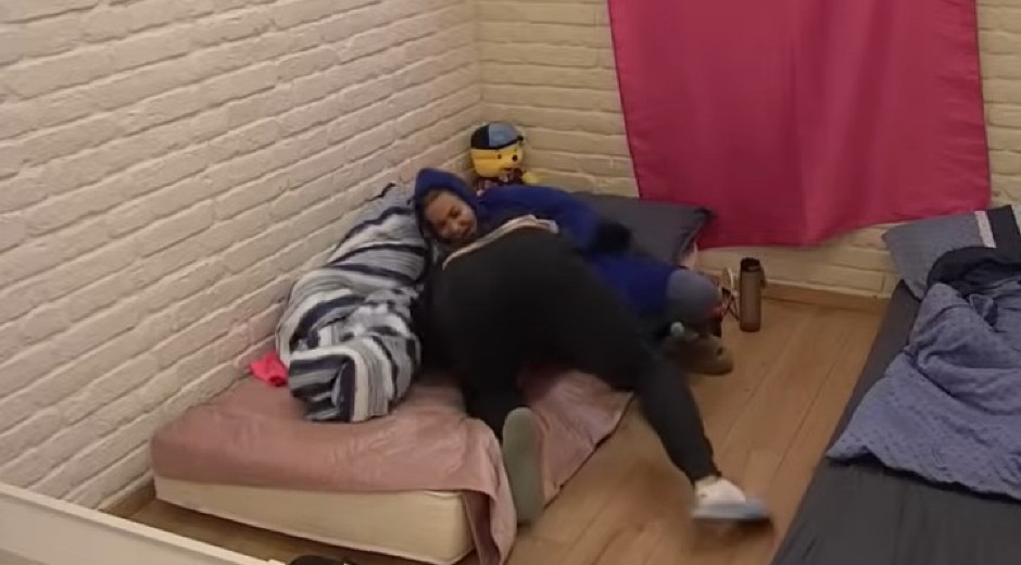 NE MOZE DA SE OBUZDAJU! Aneli i Asminu totalno popustile kočnice, završili u krevetu zajedno (FOTO)