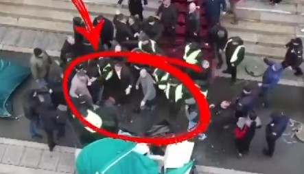 GLEDAJTE BRUTALNI NAPAD NA ŽENU ISPRED SKUPŠTINE Opozicija napravila HAOS, žene posebno mrze! (VIDEO)