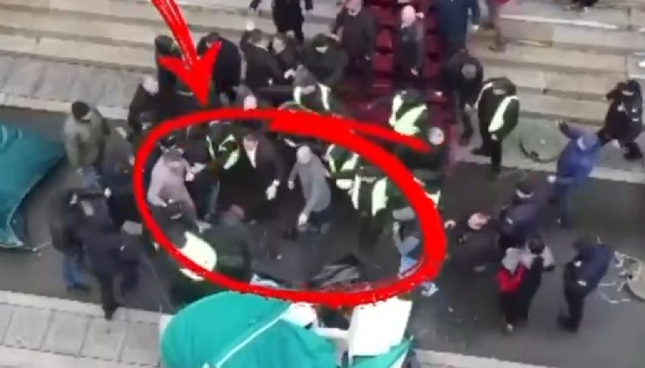 GLEDAJTE BRUTALNI NAPAD NA ŽENU ISPRED SKUPŠTINE Opozicija napravila HAOS, žene posebno mrze! (VIDEO)