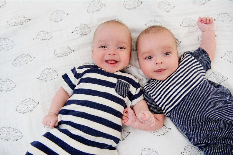 ISTOPIĆETE SE OD MILINE Blizanci se prvi put pogledali, njihova reakcija bi raznežila i kamen!