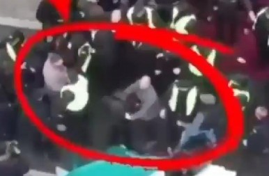 DIVLJAČKI GURNUO ŽENU NA BETON Pogledajte brutalno nasilje opozicionara ispred Skupštine (VIDEO)