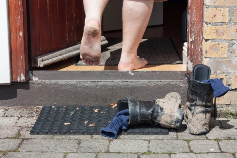 TRI KUHINJSKA SASTOJKA KOJA PRAVE ČUDO Ovako ćeš očistiti cipele za 10 sekundi – stručnjak pokazao trik koji je zapalio internet!