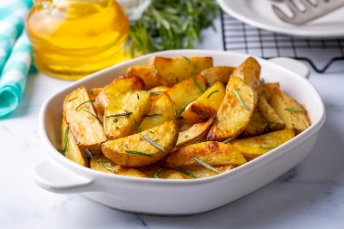 PEČENI KROMPIR ZA BRZU VEČERU Mnogo zdraviji od pomfrita, a ukusom ne zaostaje