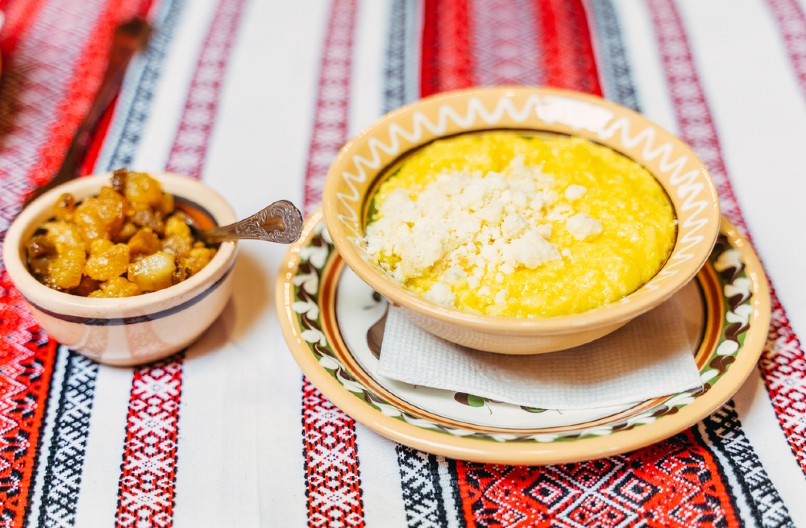 KUVAR OTKRIO TRIK ZA SAVRŠEN KAČAMAK Samo 1 kašičica ovog sastojka učiniće da grudvice nestanu!