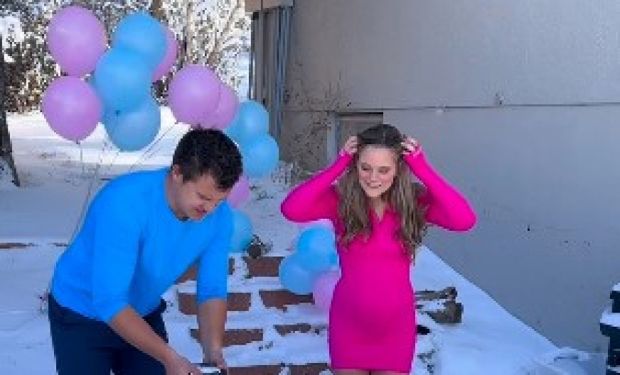 DA LI SU OVI LJUDI NORMALNI? Budući roditelji NAPRAVILI HAOS na proslavi otkrivanja pola - ljudi zgroženi njihovim potezom! (VIDEO)