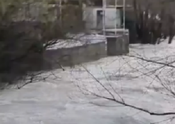 STRAVIČNE POPLAVE U KOMŠILUKU! Voda nosi sve pred sobom, kuće ODSEČENE od sveta! (VIDEO)