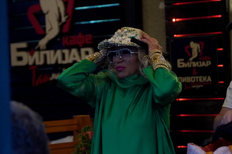 "LJUDI PADAJU KAO KOPLJA, STRAŠNA VREMENA DOLAZE" Nadu Topčagić pogodila vest o smrti, pevačica ostala šokirana!