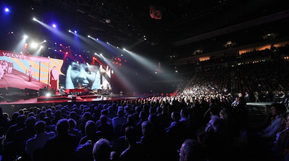 POPULARNI PEVAČ JE PREKO NOĆI OSTAO BEZ SVEGA  Strašna infekcija mu je uništila vid - svaki dan moli Boga da preživi
