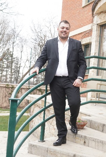 NAŠ PEVAČ IZGUBIO 35 KILOGRAMA Zbog poljuljanog zdravlja završio na operacionom stolu, sada pokazao vitku liniju! (FOTO)