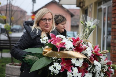 DONELA CVEĆE KOJE SIMBOLIZUJE NJENO IME! Ova pevačica je prva došla na sahranu Ljilje Jorgovanović (VIDEO)