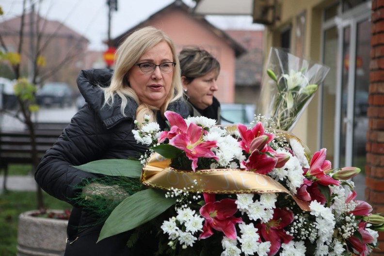 DONELA CVEĆE KOJE SIMBOLIZUJE NJENO IME! Ova pevačica je prva došla na sahranu Ljilje Jorgovanović (VIDEO)