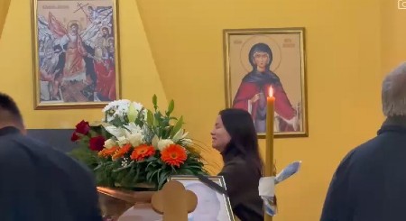 PLAČE NA SAV GLAS, LJUBI SANDUK I NE MOŽE DA ZAUSTAVI SUZE Milica Pavlović slomljena od bola stigla na sahranu Ljiljane Jorgovanović (VIDEO)