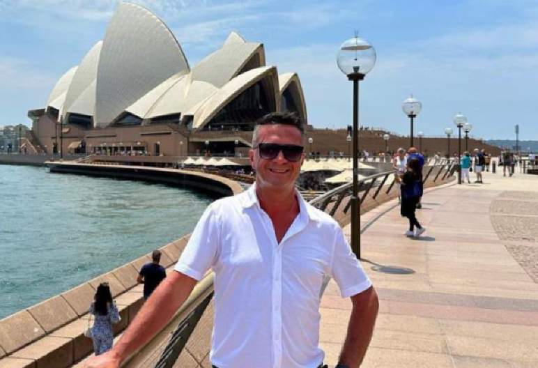 ''NESTAO SAM SA ESTRADE, DANAS SE BAVIM OZBILJNIM POSLOM'' Pevač čije su hitove Srbi obožavali danas živi i radi u Švarcajskoj