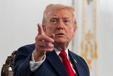 "JESI TI GLUPA?" Tramp ne ferma "nezavisne" medije, novinarki sve sasuo u lice!