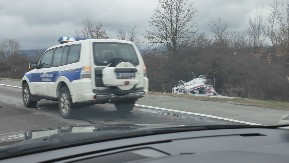 NESREĆA KOD KRAGUJEVCA Sudar dva automobila, od siline udara oba završila van kolovoza, sumnja se da ima nastradalih