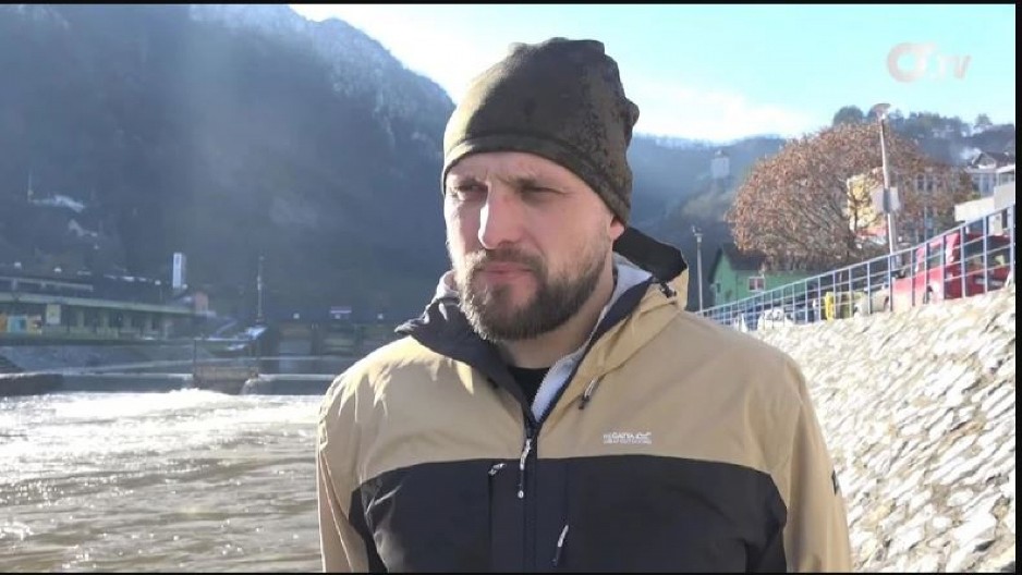 "MARE, DEVOJČICA! UDAVI SE" Heroj iz Užica do detalja opisao kako je spasao dete iz LEDENE ĐETINJE: