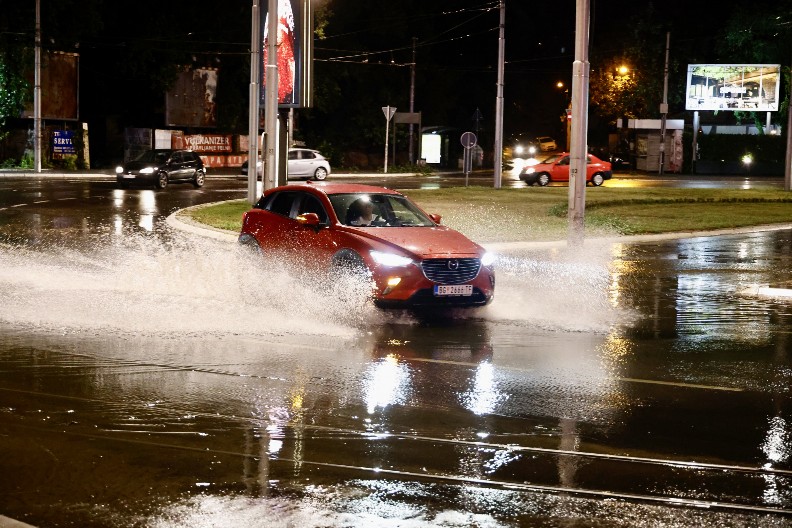 HITNO SE OGLASIO RHMZ JUTROS Kreće haos od vremena, prvo pljusak i olujni udari, a onda...