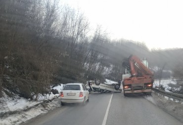 AUTOMOBIL OD SILINE UDARCA PREVRNUT NA KROV! Udes kod Guče