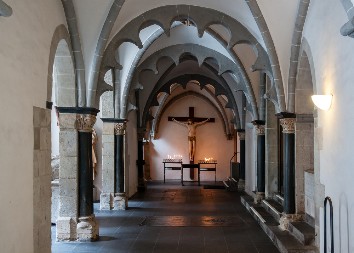 RENOVIRALI CRKVU, PA OTKRILI ŠOKANTNU TAJNU U statui pronašli četiri vreće, zanemeli kad su videli šta je unutra! (FOTO)