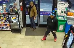 HAOS NA BENZINSKOJ PUMPI Pala na kolena i grlila prodavca, kad je shvatila koliko je osvojila na lutriji - šok i neverica! (VIDEO)