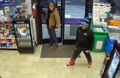 HAOS NA BENZINSKOJ PUMPI Pala na kolena i grlila prodavca, kad je shvatila koliko je osvojila na lutriji - šok i neverica! (VIDEO)