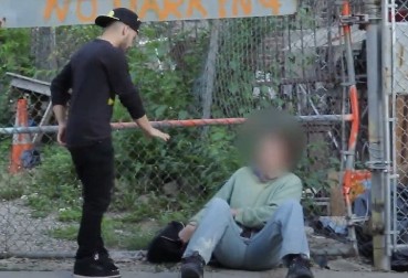 DAO JE BESKUĆNIKU NOVAC, A ON URADIO NEŠTO ŠTO NIKO NIJE OČEKIVAO  Njegova reakcija će vas šokirati! (VIDEO)