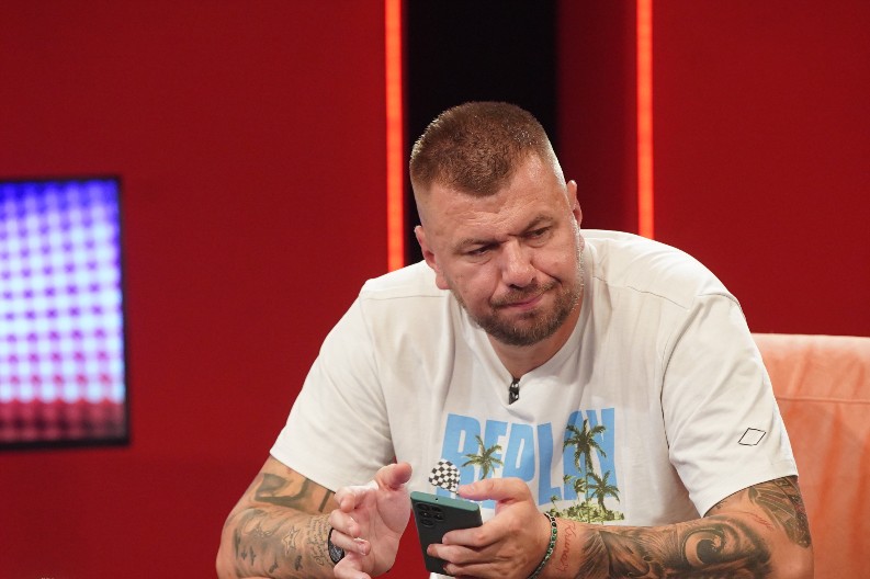 "BOLI KAO METAK KADA POISLIM NA TEBE" Janjuš se slomio zbog Maje Marinković, u lajvu joj priznao da još uvek pati za njom! (VIDEO)