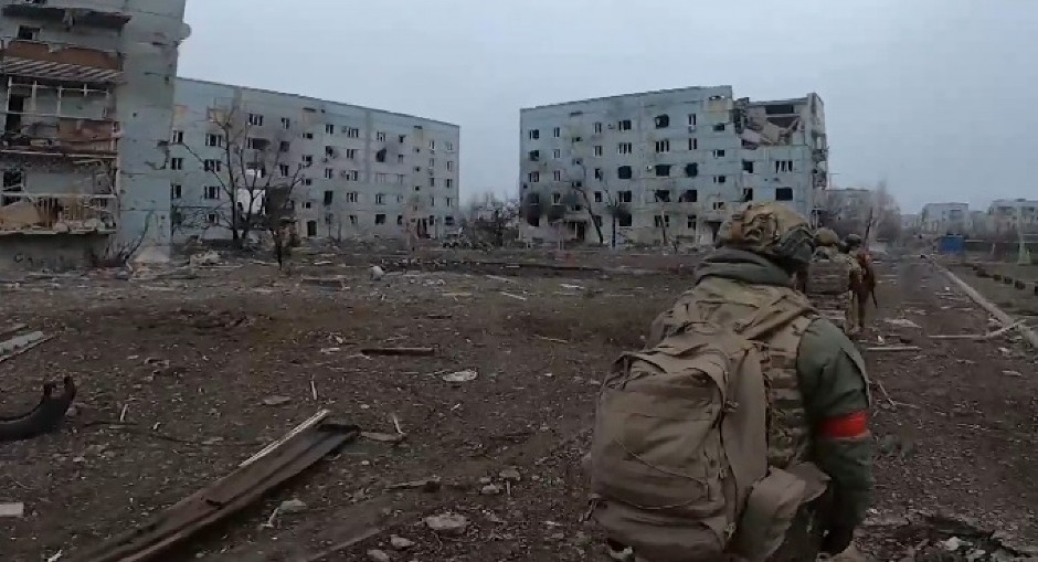 KAO DA JE PROTUTNJAO URAGAN, JEDVA KAMEN NA KAMENU OSTAO Tela ubijenih vojnika rasuta po Kurahovu, Rusi su zauzeli grad - ali po koju cenu? (VIDEO)