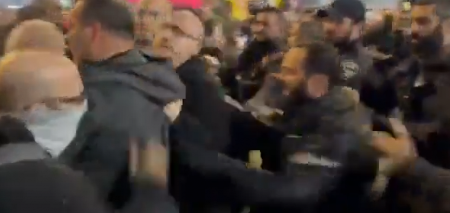 SUKOB POLICIJE I DEMONSTRANATA NA ULICAMA, ZABELEŽENE JEZIVE SCENE! Burna noć u Tel Avivu (VIDEO)
