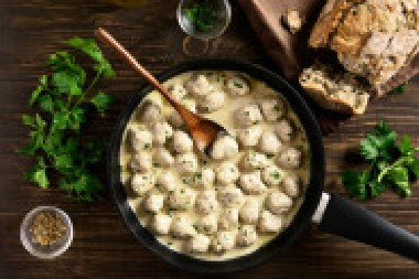 ZAPEČENE ĆUFTE U BEŠAMEL SOSU Sočno jelo raj za nepca, svi će tražiti dodatak