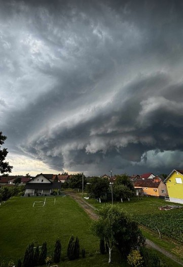 DECA SA BRAČA PRESTRAVLJENA, NOĆ MORALA DA PROVEDU NA TRAJEKTU! ''Udari bure su bili strašni'', Dalmacija odsečena od Hrvatske!