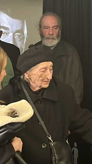 MAJKA MILORADA MILINKOVIĆA NEMA OD BOLA! Pridržavaju je na sahrani sina (VIDEO)